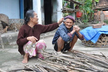 Hai mảnh đời xa lạ sống nương tựa nhau hơn 1/3 thế kỷ