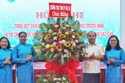 Phó Bí thư Tỉnh ủy Gia Lai Rah Lan Chung chúc mừng Hội Liên hiệp Phụ nữ tỉnh nhân dịp 20-10