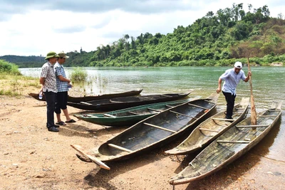 Sẵn sàng cho hội đua thuyền độc mộc trên sông Pô Cô