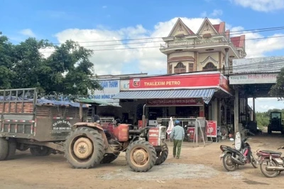 Người dân vùng biên Đắk Nông xin xăng dọc đường, đi 10km mới đổ được xăng