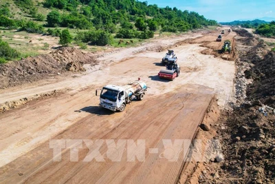 Phó Thủ tướng yêu cầu hoàn thành đúng tiến độ bàn giao mặt bằng Dự án xây dựng đường bộ cao tốc Bắc-Nam phía Đông