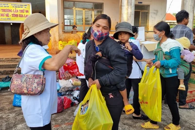 Chư Sê trao 400 phần quà cho hộ nghèo, cận nghèo, học sinh có hoàn cảnh khó khăn