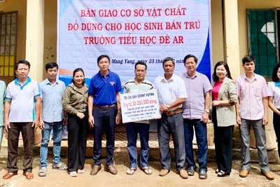 Tiếp sức cho học sinh nghèo vùng khó