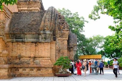 Quyến rũ vũ điệu Chăm dưới chân Tháp Bà Ponagar