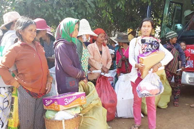 Tặng quà cho hộ nghèo