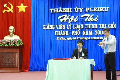 Thành ủy Pleiku: Trao giải hội thi giảng viên chính trị giỏi