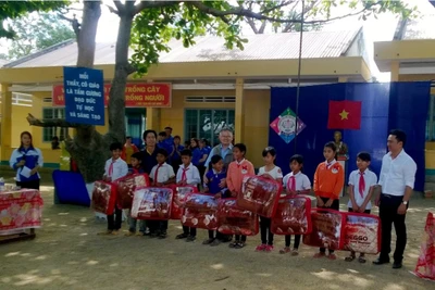 Thăm, tặng quà cho học sinh bán trú Trường Tiểu học Nguyễn Văn Linh