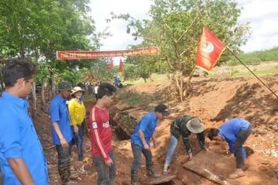 Thanh niên làm thủy lợi chống hạn cho lúa Đông Xuân