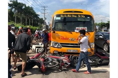 "Xe điên" tông hàng loạt xe máy đang dừng đèn đỏ