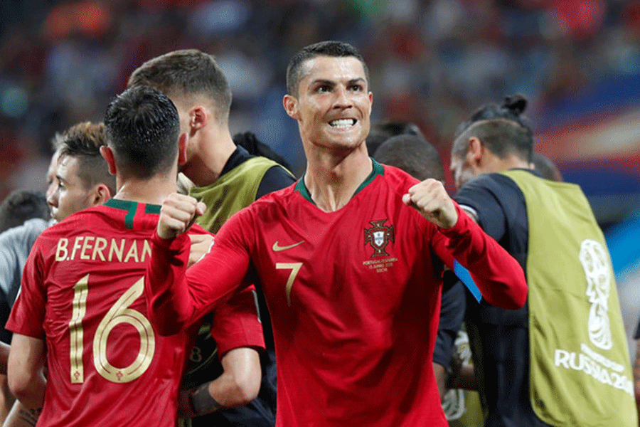 Ronaldo lập hattrick, Bồ Đào Nha giữ lại 1 điểm quý giá