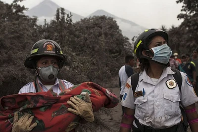 Núi lửa phun trào chôn vùi hàng chục gia đình tại Guatemala