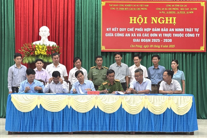 Công ty Cao su Chư Prông ký kết phối hợp đảm bảo an ninh trật tự với Công an xã