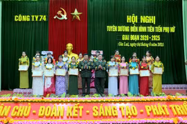 Lãnh đạo Công ty 74 trao thưởng cho các cá nhân điển hình tiên tiến trong phong trào phụ nữ giai đoạn 2020-2025. Ảnh: Huy Toàn