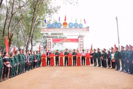 Đoàn Kinh tế-Quốc phòng 715 bàn giao công trình “Sao sáng buôn làng” và trao bò giống sinh sản cho người dân vùng biên