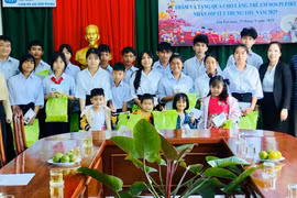 Lãnh đạo Sở Y tế tỉnh Gia Lai tặng quà cho các em có hoàn cảnh đặc biệt tại Làng trẻ em SOS Pleiku. Ảnh: Huy Toàn