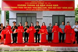 Thiếu tướng Hoàng Văn Sỹ- Tư lệnh Binh đoàn 15 cắt băng khánh thành nhà mới trong chương trình "xoá nhà tạm, nhà dột nát" năm 2025. Ảnh: Ngọc Sơn.