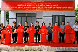 Thiếu tướng Hoàng Văn Sỹ- Tư lệnh Binh đoàn 15 cắt băng khánh thành nhà mới trong chương trình "xoá nhà tạm, nhà dột nát" năm 2025. Ảnh: Ngọc Sơn.