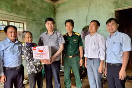 Thăm, tặng quà cho gia đình bà Ruônh (bệnh binh ở làng Hà Lâm, xã Sơn Lang).
