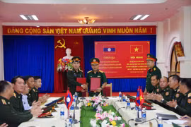 Binh đoàn 15 (Bộ Quốc phòng) tổ chức lễ bàn giao học viên Bộ Quốc phòng Lào hoàn thành khóa tập huấn về nông nghiệp tại Cửa khẩu quốc tế Bờ Y (Quảng Ngãi) sáng 22-10.