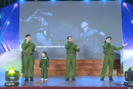 Tiết mục "Còn gì đẹp hơn" để lại nhiều cảm xúc trong lòng khán giả. Ảnh: Minh Trung