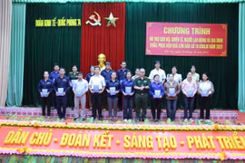 Đoàn Kinh tế - Quốc phòng 74 hỗ trợ hơn 163 triệu đồng giúp gia đình cán bộ, chiến sĩ khắc phục hậu quả bão số 10.