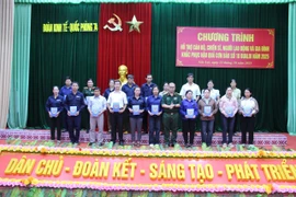 Đoàn Kinh tế - Quốc phòng 74 hỗ trợ hơn 163 triệu đồng giúp gia đình cán bộ, chiến sĩ khắc phục hậu quả bão số 10.
