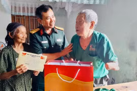 Chỉ huy trưởng Bộ Chỉ huy Quân sự tỉnh Gia Lai thăm, tặng quà gia đình chính sách