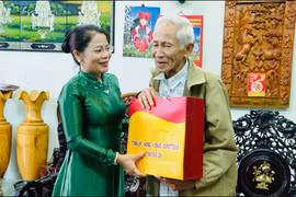  Trưởng Ban Tuyên giáo và Dân vận Tỉnh ủy Nguyễn Thị Phong Vũ tặng quà gia đình Trung tướng Nguyễn Thành Út