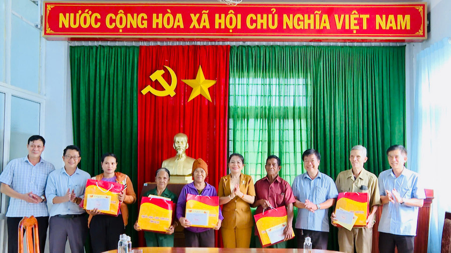 Trưởng Ban Tuyên giáo và Dân vận Tỉnh ủy Nguyễn Thị Phong Vũ (thứ 5 từ phải sang) tặng quà cho người có công với cách mạng tại xã Ia Dom. Ảnh: R’Piên truong-ban-tuyen-giao-va-dan-van-tinh-uy-nguyen-thi-phong-vu-tang-qua-cho-nguoi-co-cong-voi-cach-mang-tai-xa-ia-dom.jpg