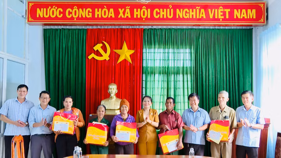 truong-ban-tuyen-giao-va-dan-van-tinh-uy-nguyen-thi-phong-vu-tang-qua-cho-nguoi-co-cong-voi-cach-mang-tai-xa-ia-dom.jpg