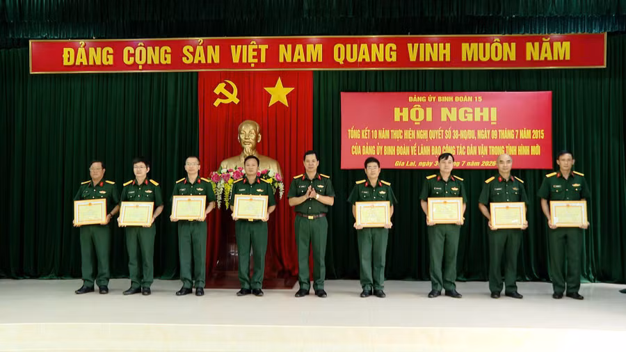 dai-ta-khuat-ba-cao-trao-bang-khen-tang-cac-tap-the-co-thanh-tich-xuat-sac.jpg