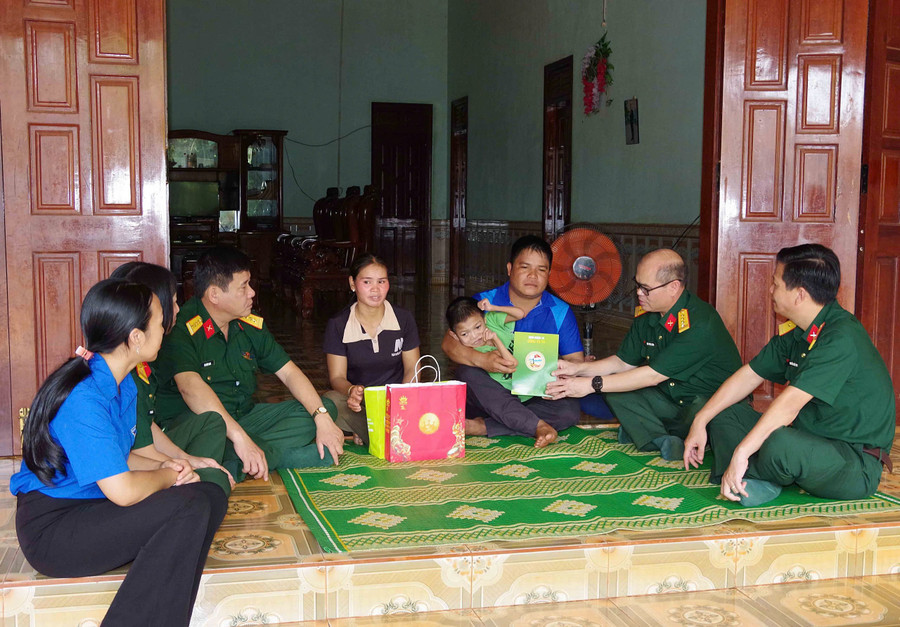 Lãnh đạo Đoàn KT-QP 74 tặng quà cho thiếu nhi khuyết tật trên địa bàn. Ảnh: Đình Khoa doan-ktqp-74-tang-qua-cho-thieu-nhi-khuyet-tat.jpg