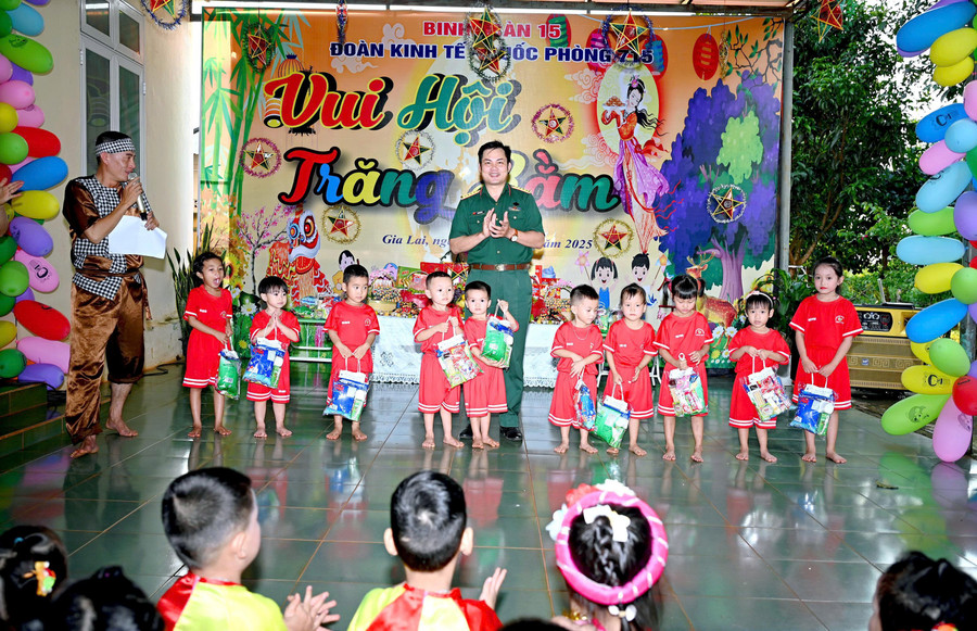 Đại tá Hoàng Đức Tỏa-Bí thư Đảng ủy, Phó Giám đốc Đoàn KT-QP 715 tặng quà cho các cháu thiếu nhi. Ảnh: Ngọc Sơn doan-kt-qp-715-tang-qua-cho-cac-em-thieu-nhi.jpg