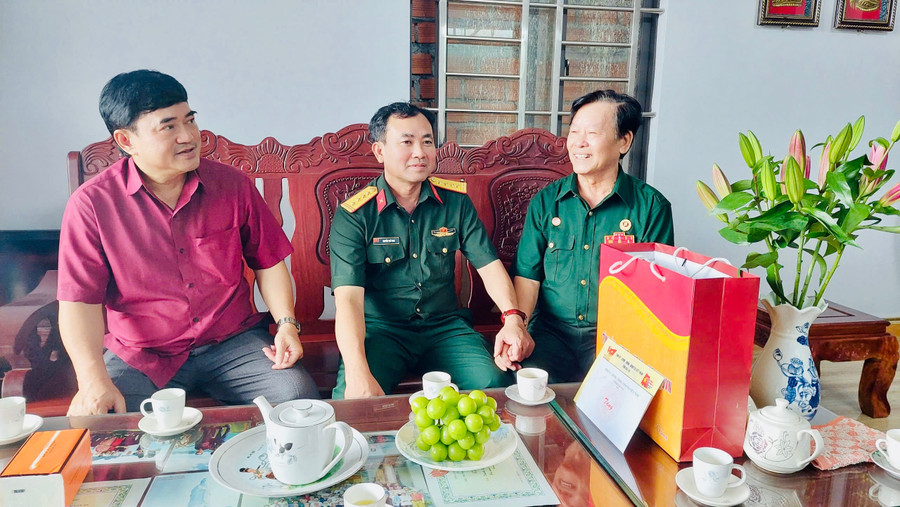 Đại tá Nguyễn Thế Vinh-Chỉ huy trưởng Bộ Chỉ huy Quân sự (giữa) tặng quà cho gia đình thương binh Phùng Thanh Cường (xã Phú Thiện). Ảnh: Thanh Tuyền img-8480.jpg