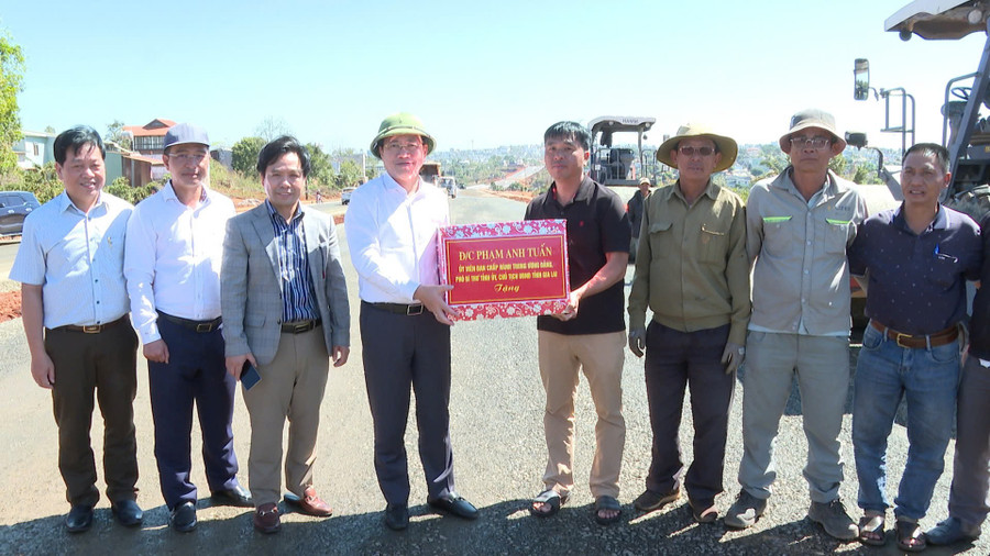 dong-chi-pham-anh-tuan-dong-vien-va-tang-qua-chuc-tet-doi-ngu-cong-nhan-dang-lam-viec-tai-du-an-duong-nguyen-van-linh.jpg