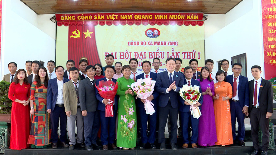 Ban Chấp hành Đảng bộ xã Mang Yang khóa I, nhiệm kỳ 2025-2030 ra mắt nhận nhiệm vụ. Ảnh: Huy Toàn ban-chap-hanh-dang-bo-xa-mang-yang-khoa-i-nhiem-ky-2025-2030-ra-mat-nhan-nhiem-vu.jpg