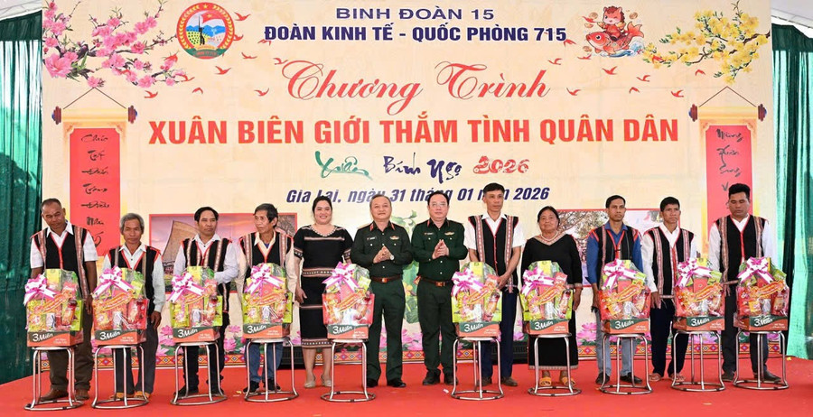 thieu-tuong-hoang-van-sy-tu-lenh-binh-doan-15-va-thuong-ta-huynh-xuan-phuoc-doan-truong-doan-kinh-te-quoc-phong-715-trao-qua-cho-gia-lang-nguoi-co-uy-tin.jpg