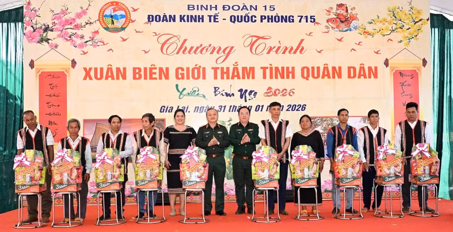 thieu-tuong-hoang-van-sy-tu-lenh-binh-doan-15-va-thuong-ta-huynh-xuan-phuoc-doan-truong-doan-kinh-te-quoc-phong-715-trao-qua-cho-gia-lang-nguoi-co-uy-tin.jpg