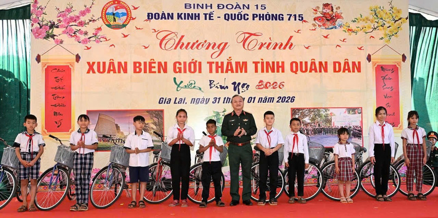 thieu-tuong-hoang-van-sy-trao-xe-dap-tang-cac-em-hoc-sinh.jpg