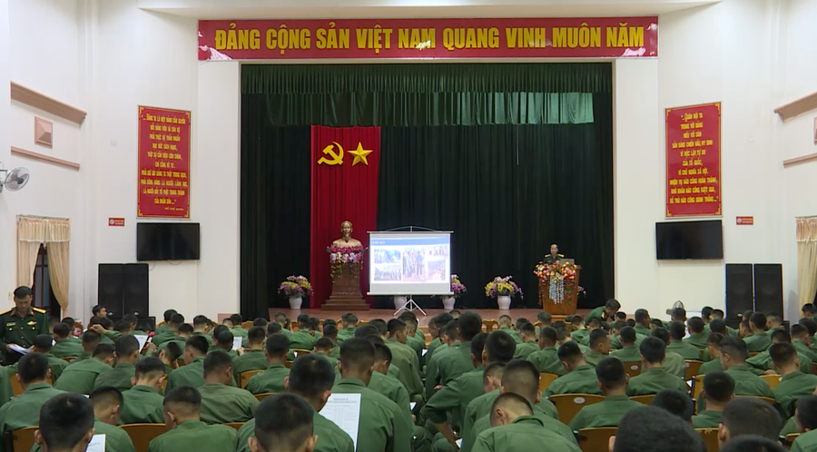 Gần 500 bộ đội xuất ngũ thuộc Trung đoàn 28 tham gia buổi tư vấn, định hướng nghề nghiệp. Ảnh: Huy Toàn