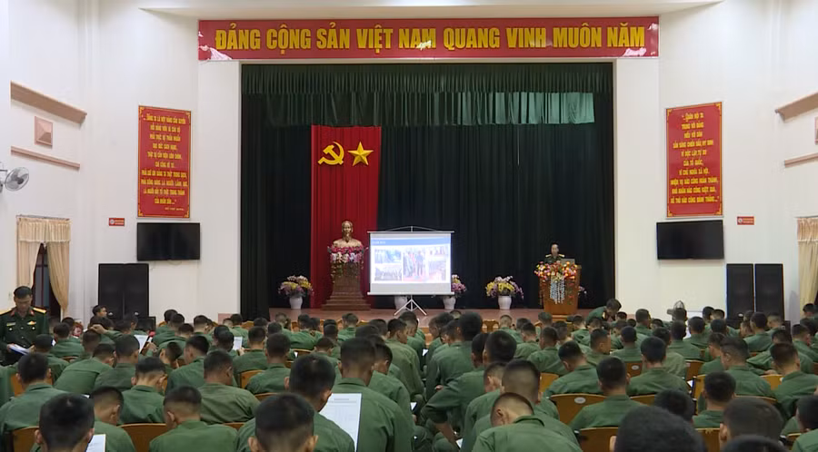 Gần 500 bộ đội xuất ngũ thuộc Trung đoàn 28 tham gia buổi tư vấn, định hướng nghề nghiệp. Ảnh: Huy Toàn