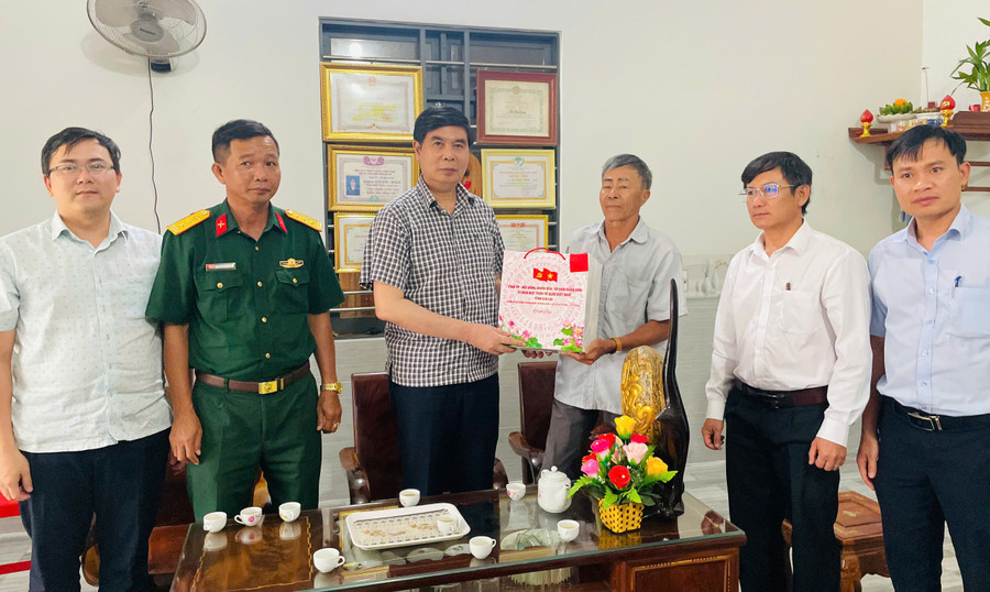 Phó Chủ tịch UBND tỉnh Lâm Hải Giang (thứ 3 từ trái sang) thăm, tặng quà thương binh Võ Đình Trinh (thôn Thượng An 1, xã Cửu An). Ảnh: Thế Huynh 2.jpg