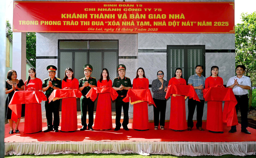 Thiếu tướng Hoàng Văn Sỹ (thứ 7 từ phải sang) cùng các đại biểu cắt băng khánh thành ngôi nhà của người dân tại xã Đức Cơ, tỉnh Gia Lai. Ảnh: Ngọc Sơn thieu-tuong-hoang-van-sy-tu-lenh-binh-doan-15-cat-bang-khanh-thanh-nha-moi.jpg