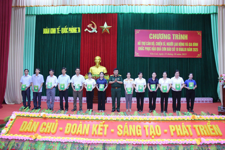 Coronel Ha Van Nam, Secretário do Comitê do Partido e Chefe Adjunto do Grupo 74 de Economia e Defesa, entrega dinheiro de apoio às famílias. Foto: Tran Quan dai-ta-ha-van-nam-bi-thu-dang-uy-pho-doan-truong-doan-kinh-te-quoc-phong-74-trao-tien-ho-tro-cac-gia-dinh.jpg