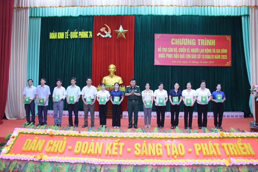 dai-ta-ha-van-nam-bi-thu-dang-uy-pho-doan-truong-doan-kinh-te-quoc-phong-74-trao-tien-ho-tro-cac-gia-dinh.jpg