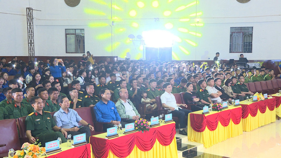 A large audience watched the art program. Photo: Minh Trung cac-dai-bieu-cung-dong-dao-khan-gia-theo-doi-chuong-trinh-nghe-thuat.jpg