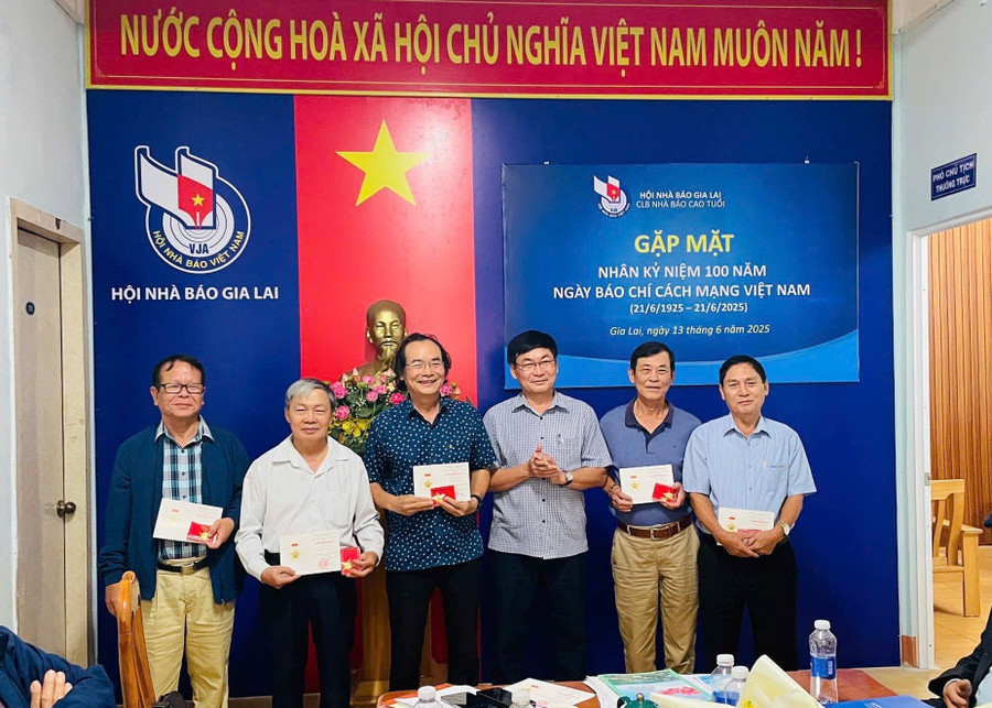 Lãnh đạo Hội Nhà báo tỉnh trao Kỷ niệm chương tỉnh Gia Lai cho các hội viên có nhiều đóng góp vào quá trình phát triển của địa phương. Ảnh: Huy Toàn img-7639.jpg