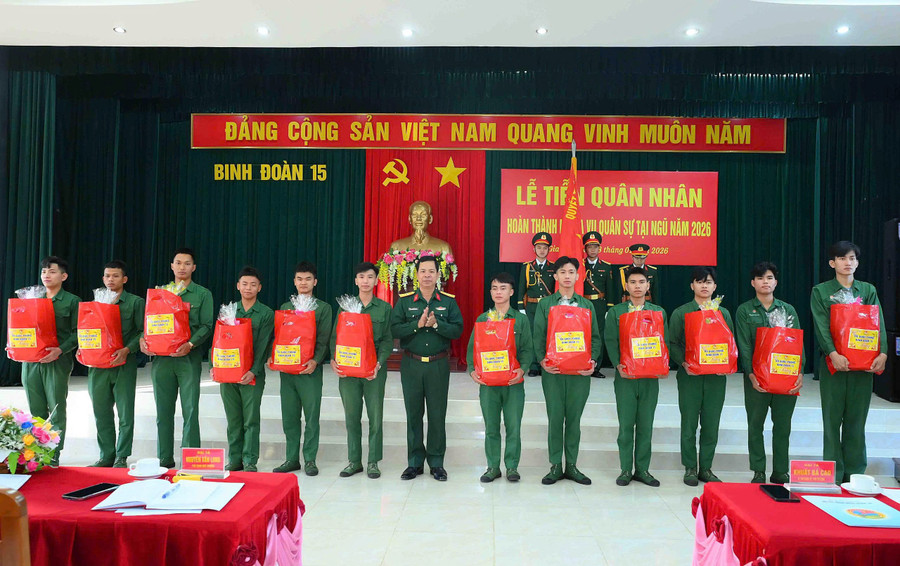 lanh-dao-binh-doan-15-trao-qua-tang-cac-quan-nhan-hoan-thanh-nghia-vu-quan-su.jpg