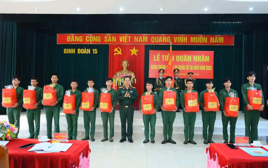 lanh-dao-binh-doan-15-trao-qua-tang-cac-quan-nhan-hoan-thanh-nghia-vu-quan-su.jpg