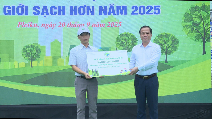 Phó Chủ tịch Thường trực UBND tỉnh Nguyễn Tuấn Thanh (phải) trao bảng tượng trưng tặng cây xanh cho đại diện Sở Văn hóa-Thể thao và Du lịch. Ảnh: Huy Toàn eb38ade2039789c9d086.jpg